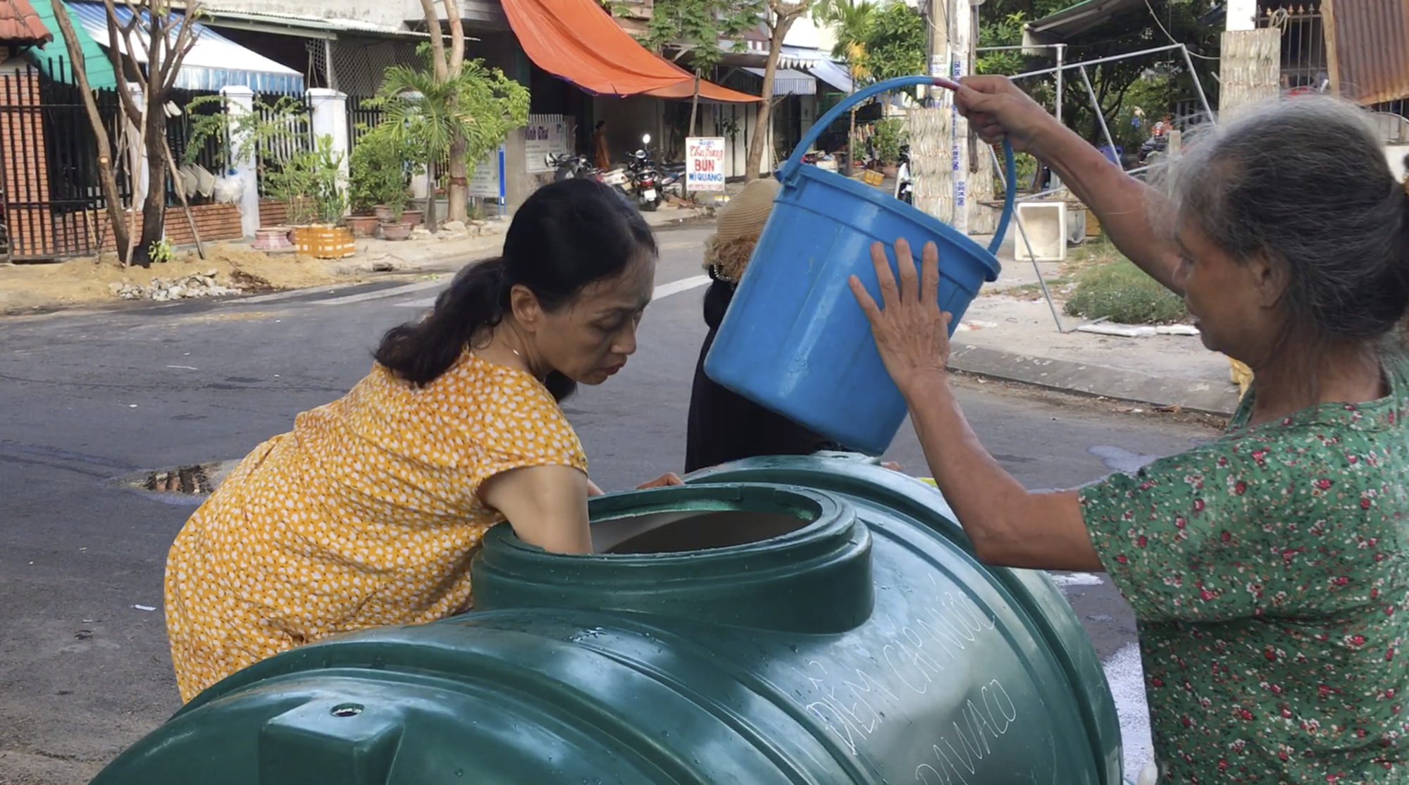 nguoi dan da nang lay nuoc sach nguoi dan da nang lay nuoc sach
