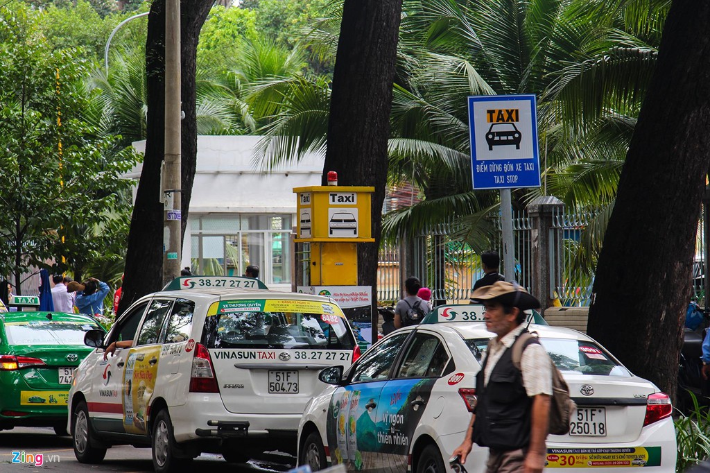 5 điểm đón taxi cố định ở Sài Gòn bị lãng quên, hoang phí - Ảnh 1.
