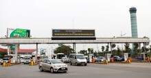 Nhổ nước bọt vào mặt an ninh hàng không Nội Bài vì bị ngăn chèo kéo khách