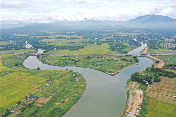 Đà Nẵng có mưa vàng, nhưng nước sông lại... nhiễm mặn cao hơn - Ảnh 2. Đà Nẵng có mưa vàng, nhưng nước sông lại... nhiễm mặn cao hơn - Ảnh 2.