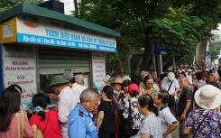 Người cao tuổi Hà Nội mệt mỏi chờ làm thẻ xe buýt miễn phí