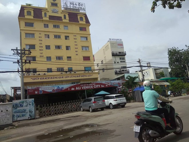 Khách hàng lại kéo đến trụ sở Alibaba giăng băng rôn, yêu cầu trả lại tiền - Ảnh 1.