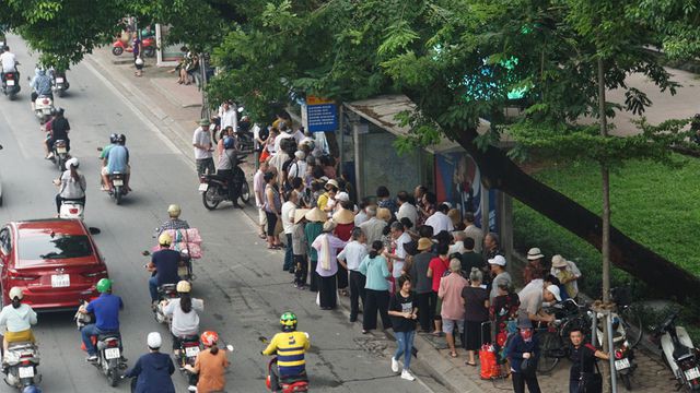 Người cao tuổi Hà Nội mệt mỏi chờ làm thẻ xe buýt miễn phí - Ảnh 2. Người cao tuổi Hà Nội mệt mỏi chờ làm thẻ xe buýt miễn phí - Ảnh 2.