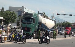 Đèn giao thông bất cập, ngã ba liên tiếp tai nạn xe đầu kéo nuốt xe máy