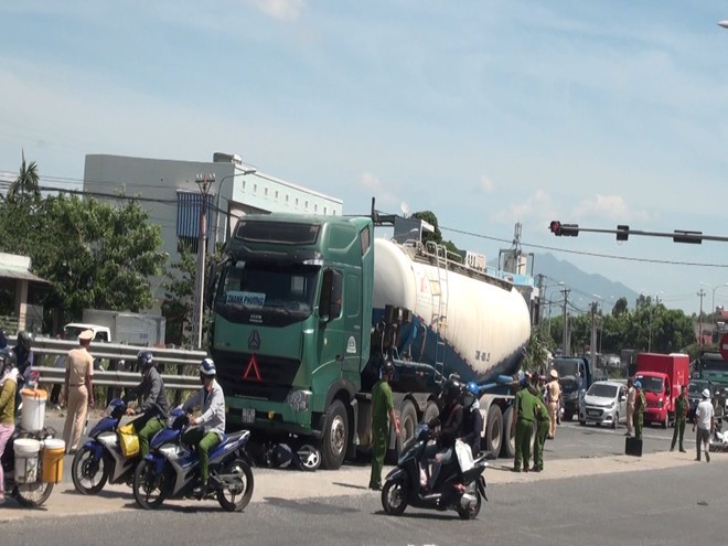 Đèn giao thông bất cập, ngã ba liên tiếp tai nạn xe đầu kéo nuốt xe máy - Ảnh 2. Đèn giao thông bất cập, ngã ba liên tiếp tai nạn xe đầu kéo nuốt xe máy - Ảnh 2.