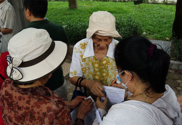 Người cao tuổi Hà Nội mệt mỏi chờ làm thẻ xe buýt miễn phí - Ảnh 11. Người cao tuổi Hà Nội mệt mỏi chờ làm thẻ xe buýt miễn phí - Ảnh 11.