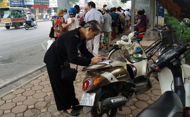 Người cao tuổi Hà Nội mệt mỏi chờ làm thẻ xe buýt miễn phí - Ảnh 12. Người cao tuổi Hà Nội mệt mỏi chờ làm thẻ xe buýt miễn phí - Ảnh 12.