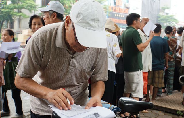 Người cao tuổi Hà Nội mệt mỏi chờ làm thẻ xe buýt miễn phí - Ảnh 13. Người cao tuổi Hà Nội mệt mỏi chờ làm thẻ xe buýt miễn phí - Ảnh 13.