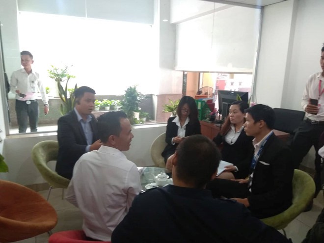 Khách hàng lại kéo đến trụ sở Alibaba giăng băng rôn, yêu cầu trả lại tiền - Ảnh 2.