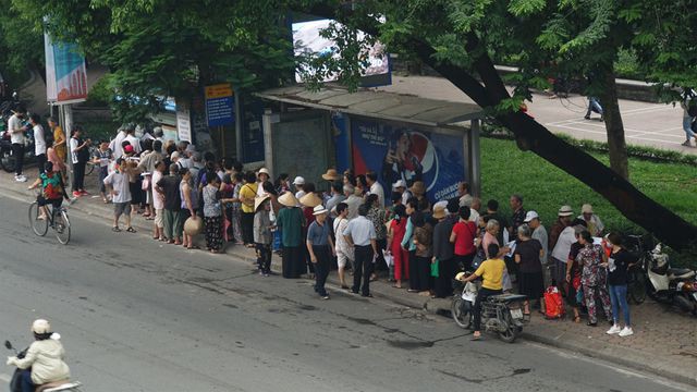 Người cao tuổi Hà Nội mệt mỏi chờ làm thẻ xe buýt miễn phí - Ảnh 3. Người cao tuổi Hà Nội mệt mỏi chờ làm thẻ xe buýt miễn phí - Ảnh 3.