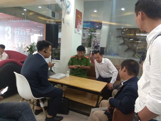 Khách hàng lại kéo đến trụ sở Alibaba giăng băng rôn, yêu cầu trả lại tiền - Ảnh 3.
