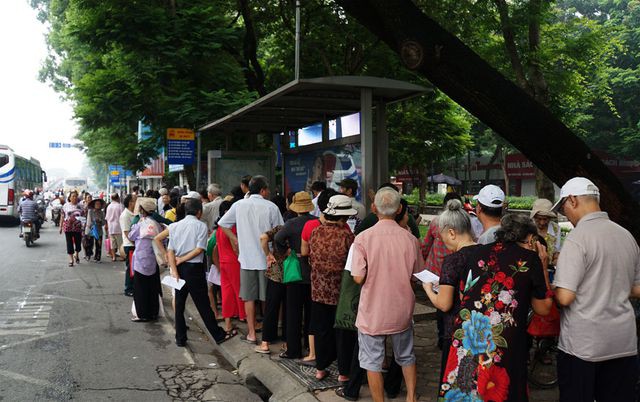 Người cao tuổi Hà Nội mệt mỏi chờ làm thẻ xe buýt miễn phí - Ảnh 4. Người cao tuổi Hà Nội mệt mỏi chờ làm thẻ xe buýt miễn phí - Ảnh 4.