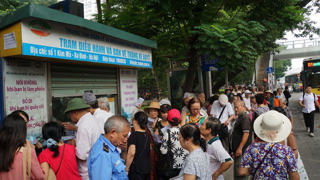 Người cao tuổi Hà Nội mệt mỏi chờ làm thẻ xe buýt miễn phí - Ảnh 5. Người cao tuổi Hà Nội mệt mỏi chờ làm thẻ xe buýt miễn phí - Ảnh 5.