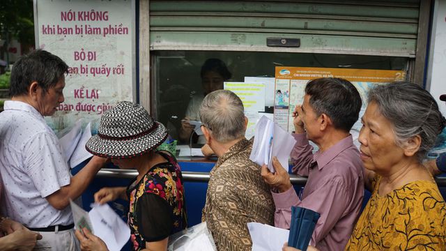 Người cao tuổi Hà Nội mệt mỏi chờ làm thẻ xe buýt miễn phí - Ảnh 6. Người cao tuổi Hà Nội mệt mỏi chờ làm thẻ xe buýt miễn phí - Ảnh 6.