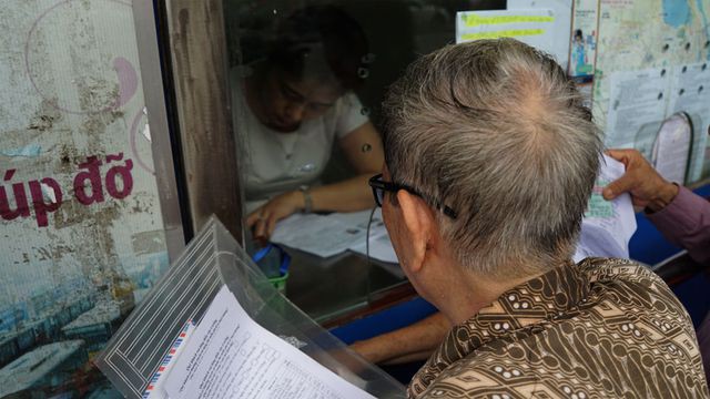 Người cao tuổi Hà Nội mệt mỏi chờ làm thẻ xe buýt miễn phí - Ảnh 7. Người cao tuổi Hà Nội mệt mỏi chờ làm thẻ xe buýt miễn phí - Ảnh 7.