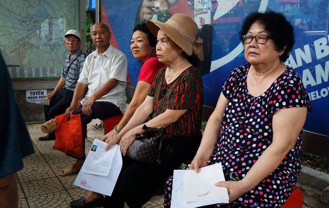 Người cao tuổi Hà Nội mệt mỏi chờ làm thẻ xe buýt miễn phí - Ảnh 8. Người cao tuổi Hà Nội mệt mỏi chờ làm thẻ xe buýt miễn phí - Ảnh 8.