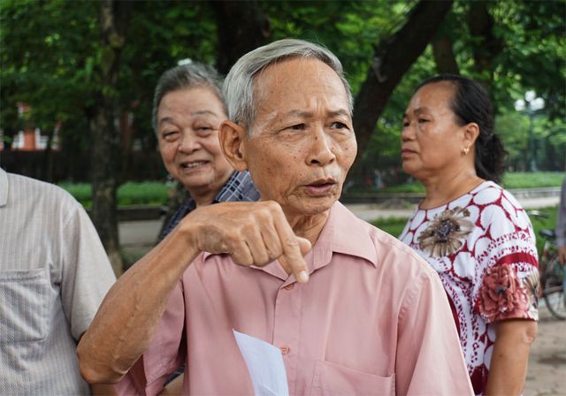 Người cao tuổi Hà Nội mệt mỏi chờ làm thẻ xe buýt miễn phí - Ảnh 9. Người cao tuổi Hà Nội mệt mỏi chờ làm thẻ xe buýt miễn phí - Ảnh 9.