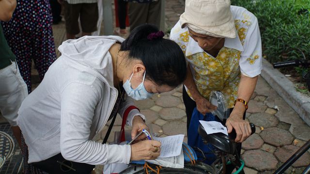 Người cao tuổi Hà Nội mệt mỏi chờ làm thẻ xe buýt miễn phí - Ảnh 10. Người cao tuổi Hà Nội mệt mỏi chờ làm thẻ xe buýt miễn phí - Ảnh 10.