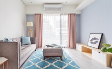 Căn hộ có nội thất gỗ sáng màu của hai cô gái