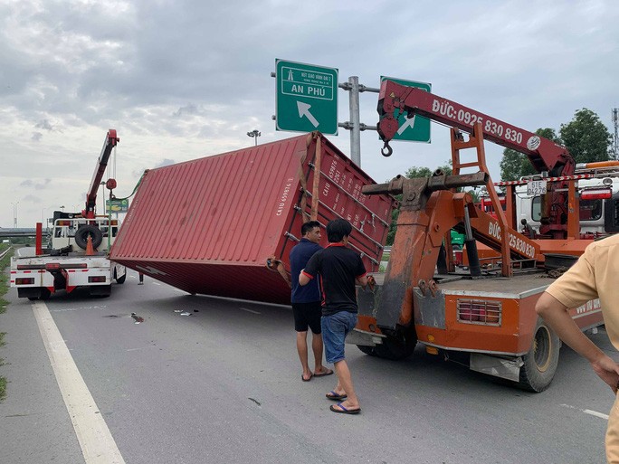 Ớn lạnh container bay ở TP HCM - Ảnh 2.