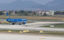 Dành 5 tiếng mỗi đêm để sửa chữa, trám vá đường băng Nội Bài
