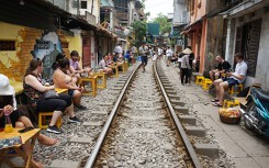 Chụp ảnh 'tự sướng' trên ray đường sắt Hà Nội sẽ bị xử lí