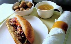 Từ 1/9, đi máy bay Vietnam Airlines được ăn bánh mì thịt miễn phí, xài wifi trả 10 USD