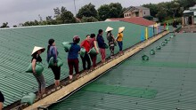 Cô giáo mầm non leo mái nhà gia cố lớp học tránh bão số 4