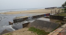 Mưa lớn do bão số 4, nước thải đen ngòm lại tràn ra biển Đà Nẵng