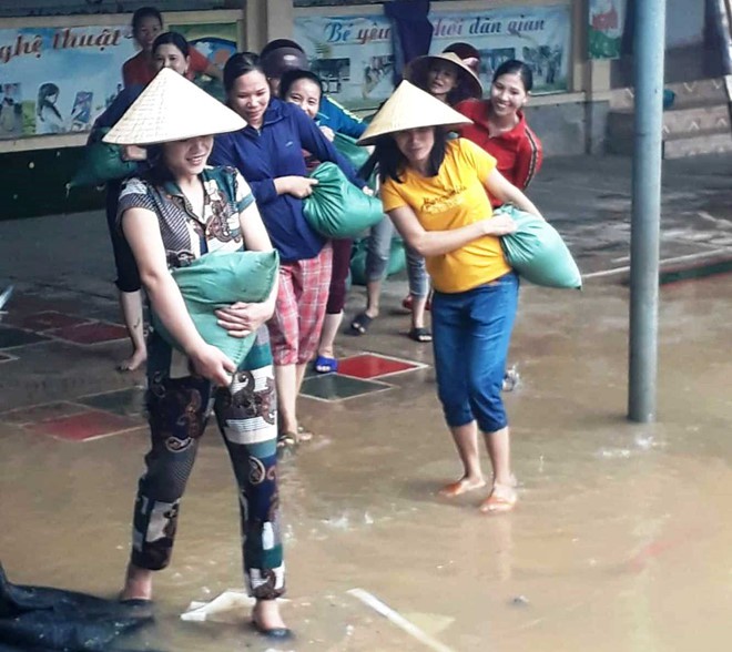 Cô giáo mầm non leo mái nhà gia cố lớp học tránh bão số 4 - Ảnh 1. Cô giáo mầm non leo mái nhà gia cố lớp học tránh bão số 4 - Ảnh 1.