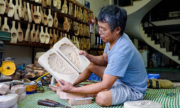 Thợ mộc nghèo thành 'đại gia' nhờ bám nghề truyền thống - Ảnh 1.