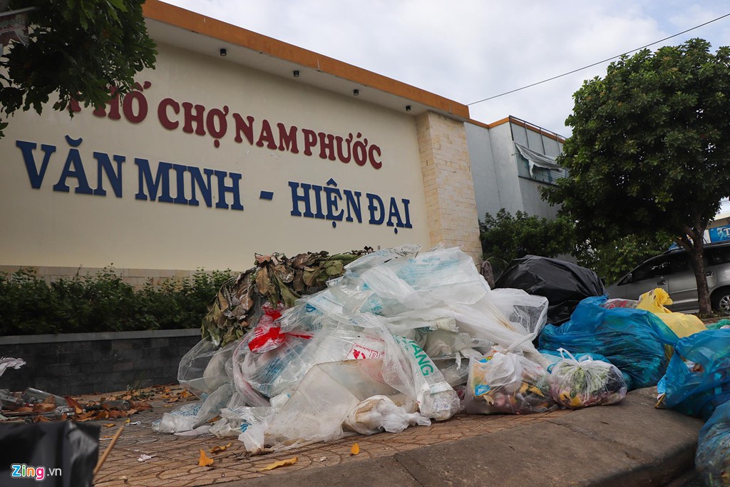 Rác thải chất đống nhiều km dọc quốc lộ 1 - Ảnh 5.