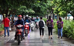 Rào đường Nguyễn Cơ Thạch: Xe máy, ô tô tranh vỉa hè với người đi bộ