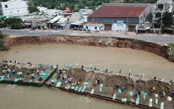 Quốc lộ ôm sông sợ 'ông hà bá'