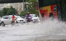 Hà Nội mưa to từ sáng tới tối, người dân chật vật di chuyển trên những tuyến phố chìm nước