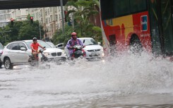 Hà Nội mưa to từ sáng tới tối, người dân chật vật di chuyển trên những tuyến phố chìm nước