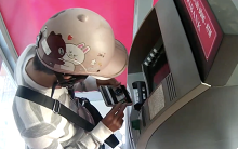 Người nước ngoài gắn vật thể lạ vào trụ ATM ở Sài Gòn