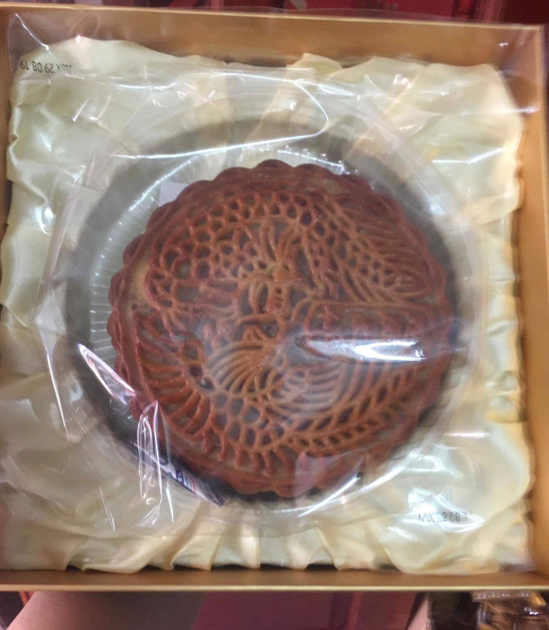 Bánh trung thu siêu to khổng lồ, nặng 4 kg, cả nhà ăn không hết - Ảnh 1. Bánh trung thu siêu to khổng lồ, nặng 4 kg, cả nhà ăn không hết - Ảnh 1.