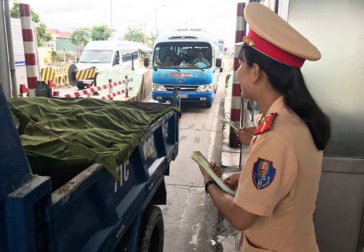 CSGT phát tờ rơi cảnh báo kẹt xe cầu Rạch Miễu - Ảnh 1. CSGT phát tờ rơi cảnh báo kẹt xe cầu Rạch Miễu - Ảnh 1.