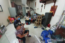 Quanh nhà máy Rạng Đông cửa đóng then cài, cháy hàng khẩu trang, nước muối