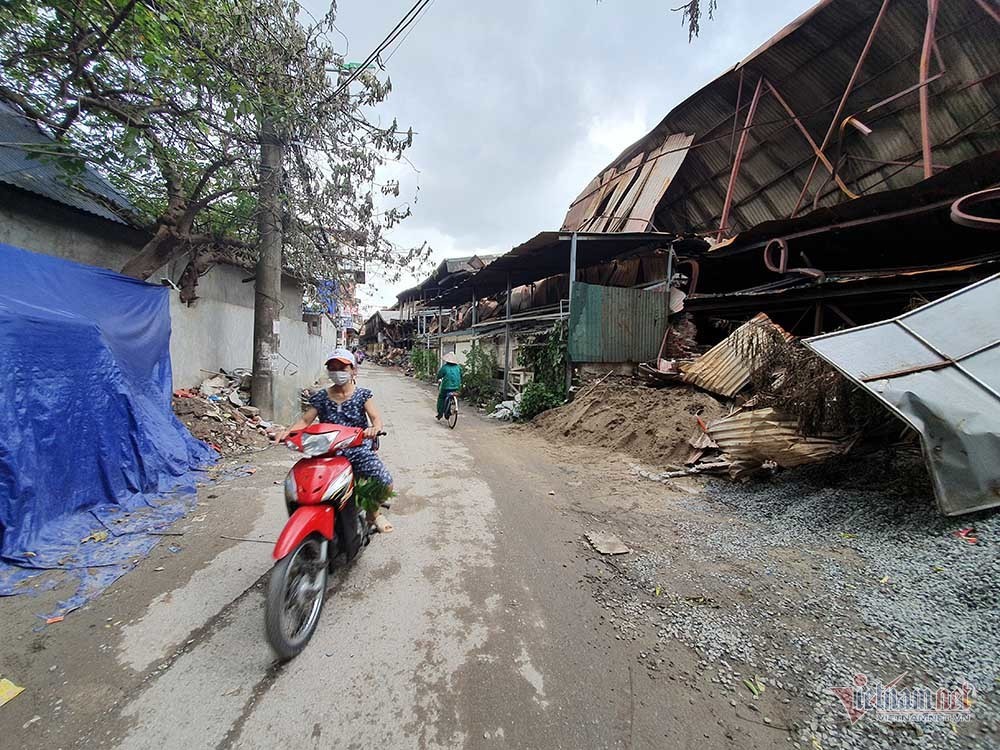 Quanh nhà máy Rạng Đông cửa đóng then cài, cháy hàng khẩu trang, nước muối - Ảnh 2. Quanh nhà máy Rạng Đông cửa đóng then cài, cháy hàng khẩu trang, nước muối - Ảnh 2.