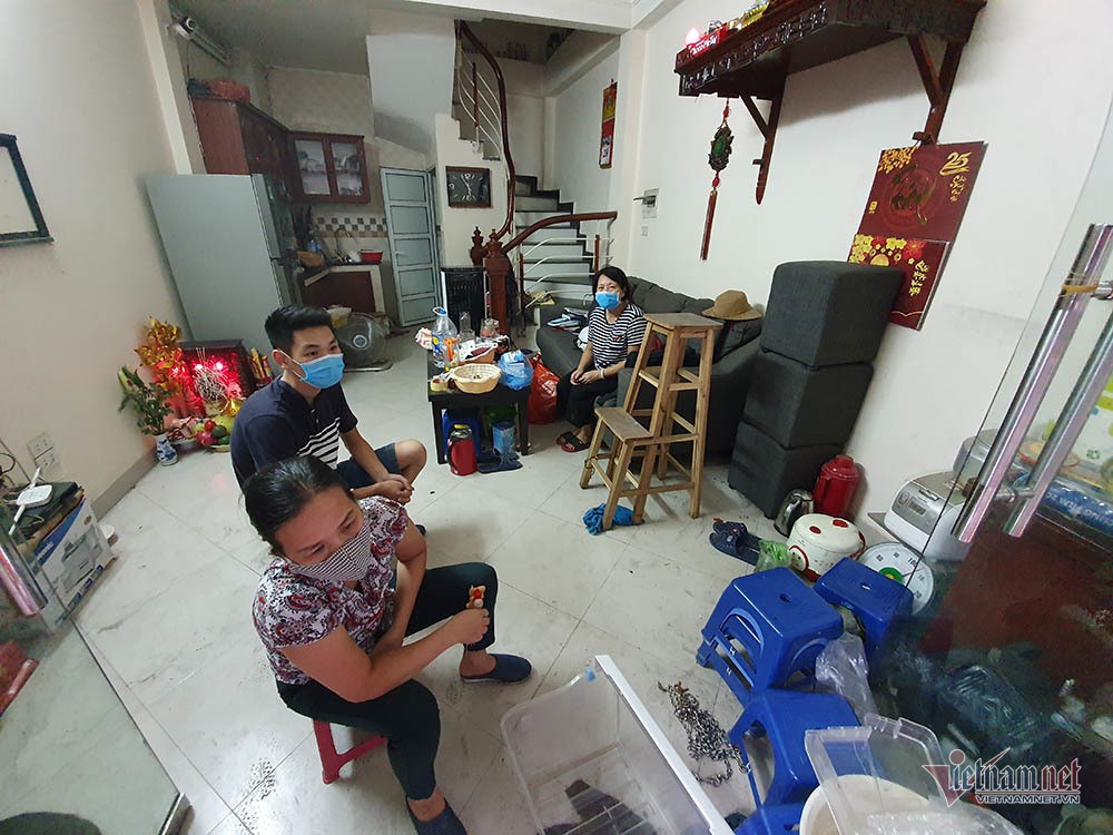 Quanh nhà máy Rạng Đông cửa đóng then cài, cháy hàng khẩu trang, nước muối - Ảnh 6. Quanh nhà máy Rạng Đông cửa đóng then cài, cháy hàng khẩu trang, nước muối - Ảnh 6.