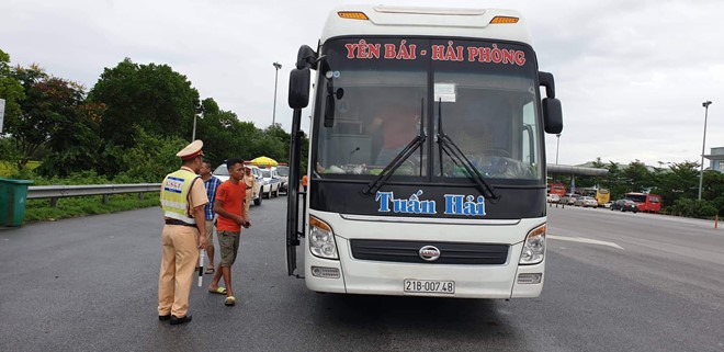 Cảnh sát giao thông hóa trang xử lí xe khách 'nhồi nhét' dịp nghỉ lễ 2/9 - Ảnh 1. Cảnh sát giao thông hóa trang xử lí xe khách 'nhồi nhét' dịp nghỉ lễ 2/9 - Ảnh 1.