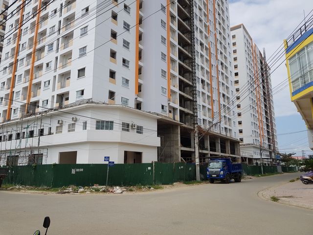 Cư dân nhà ở xã hội Hoàng Quân Nha Trang lại căng băng rôn đòi nhà - Ảnh 1. Cư dân nhà ở xã hội Hoàng Quân Nha Trang lại căng băng rôn đòi nhà - Ảnh 1.