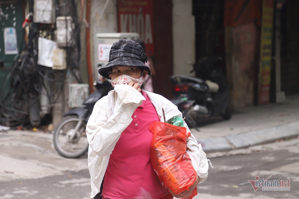 Quanh nhà máy Rạng Đông cửa đóng then cài, cháy hàng khẩu trang, nước muối - Ảnh 13. Quanh nhà máy Rạng Đông cửa đóng then cài, cháy hàng khẩu trang, nước muối - Ảnh 13.