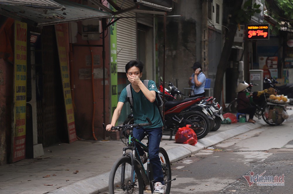 Quanh nhà máy Rạng Đông cửa đóng then cài, cháy hàng khẩu trang, nước muối - Ảnh 14. Quanh nhà máy Rạng Đông cửa đóng then cài, cháy hàng khẩu trang, nước muối - Ảnh 14.