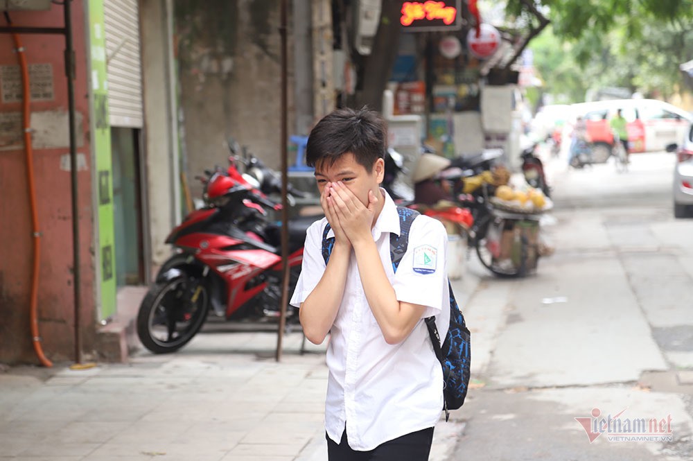 Quanh nhà máy Rạng Đông cửa đóng then cài, cháy hàng khẩu trang, nước muối - Ảnh 15. Quanh nhà máy Rạng Đông cửa đóng then cài, cháy hàng khẩu trang, nước muối - Ảnh 15.
