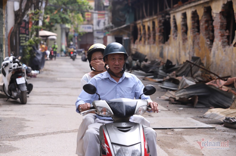 Quanh nhà máy Rạng Đông cửa đóng then cài, cháy hàng khẩu trang, nước muối - Ảnh 16. Quanh nhà máy Rạng Đông cửa đóng then cài, cháy hàng khẩu trang, nước muối - Ảnh 16.