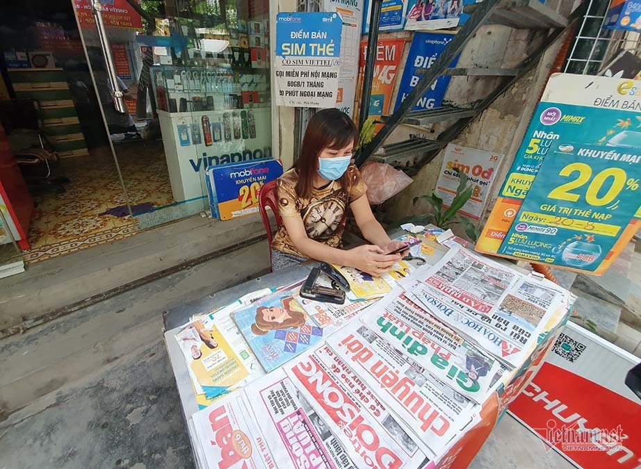 Quanh nhà máy Rạng Đông cửa đóng then cài, cháy hàng khẩu trang, nước muối - Ảnh 4. Quanh nhà máy Rạng Đông cửa đóng then cài, cháy hàng khẩu trang, nước muối - Ảnh 4.