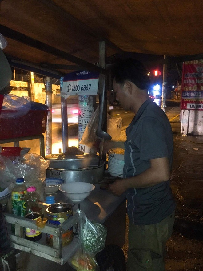 Nước mắt ly hương người Quảng Ngãi: Đêm Sài Gòn nỗi buồn 'giăng' bên xe hủ tiếu - Ảnh 4. Nước mắt ly hương người Quảng Ngãi: Đêm Sài Gòn nỗi buồn 'giăng' bên xe hủ tiếu - Ảnh 4.